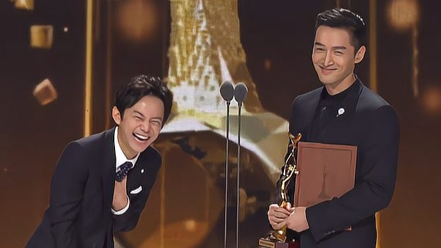 胡歌领奖遭粉丝要书,胡歌表情瞬间不好,何炅笑得停不下