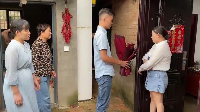 洪涛带玫瑰花去找妞妞,单膝跪地祈求妞妞原谅,妞妞脸上乐开花(1)