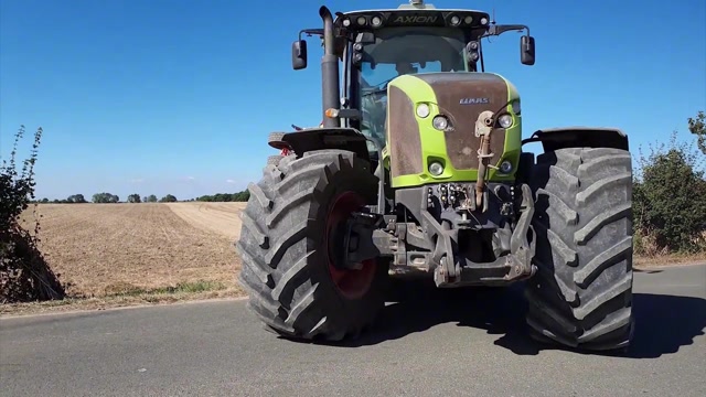 德国克拉斯920大马力拖拉机在法国夏朗德省农场农田作业