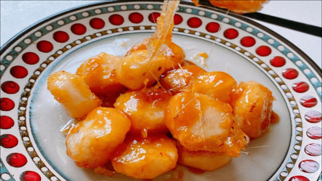 家里有荸荠,别总是水煮了,试试新做法,油炸拔丝好看又好吃