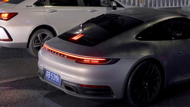 保时捷911的魅力,新款led尾灯,看起来很年轻运动!