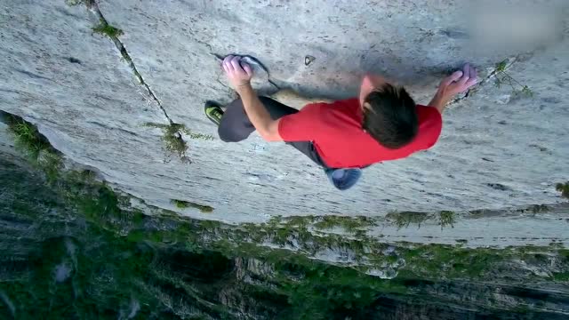 坠下便是万丈深渊 国外大神徒手爬上800米高的岩壁