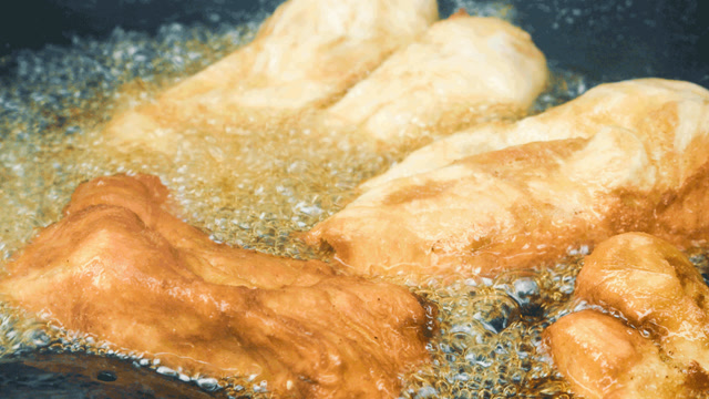 汉中人爱吃的金黄美味早餐:锅边油花子(锅贴)