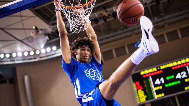 【球星】海耶斯集锦:屡送惊艳暴扣 手举小朋友灌篮化身暖心大哥