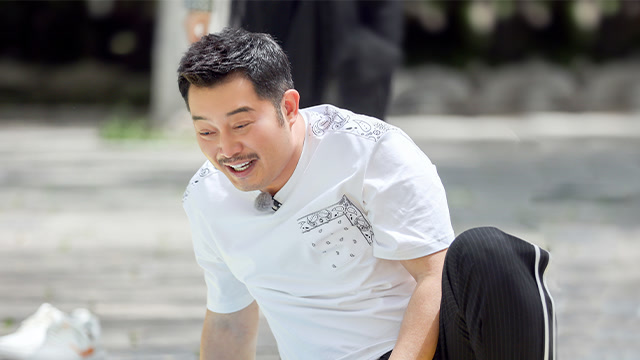 用脚端水挑战,沙溢连表情都在用力