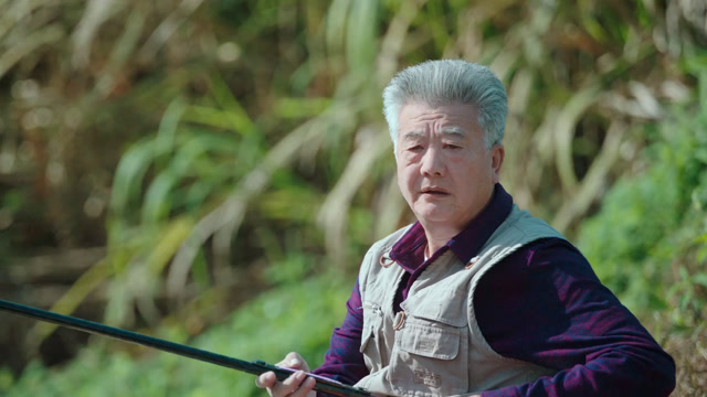 女孩360度转头看傻老大爷