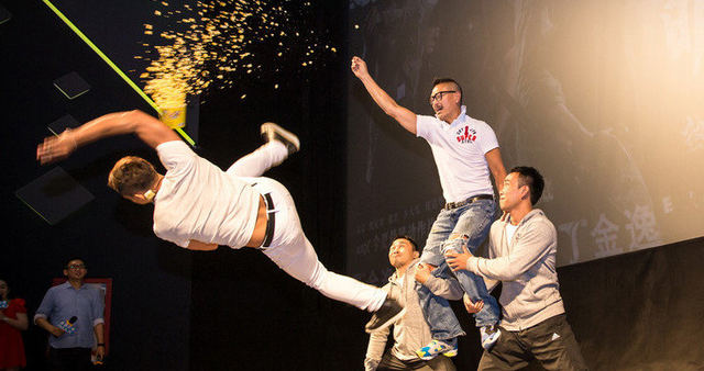 托尼贾高难度动作 360度旋风踢 空翻 飞檐走壁