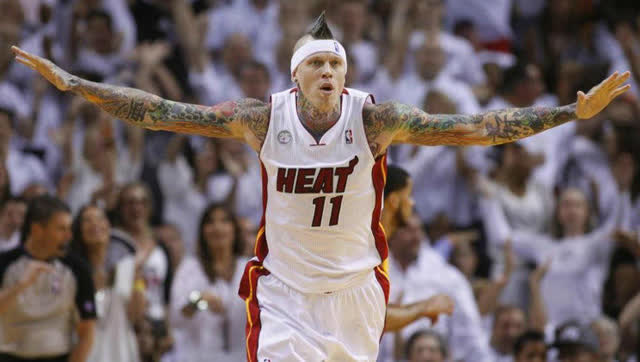 到底是晃倒还是绊倒?鸟人要是年轻几岁容你这样?