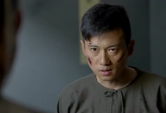 监狱老大要教训刚入狱的小伙子,不料小子也不是个服软的