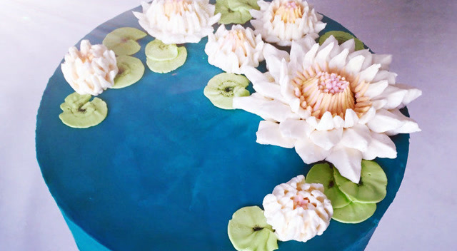 夏日降至清凉的蛋糕裱花睡莲