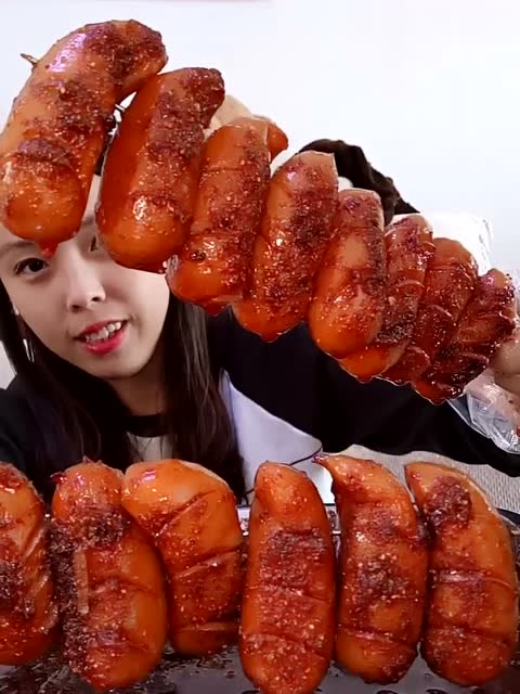 美女大口吃烤肠,吃得好过瘾啊,真的是看呆了啊
