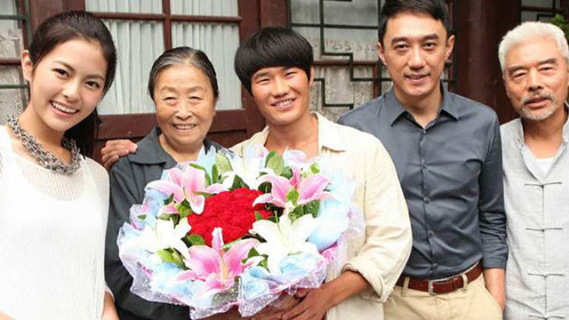 《背着奶奶进城》中的谢孟伟和奶奶张少华真的假戏成真了!