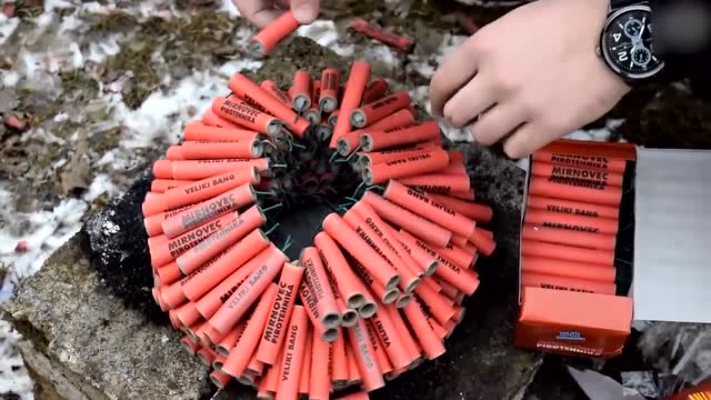 擦炮威力太小 一次点燃500个这玩意呢 你敢不跑吗!