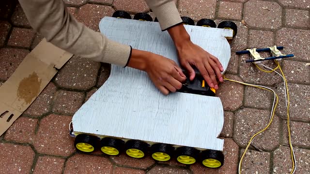 牛人自制12个轮子电动滑板车,很实用,可载重物搬东西