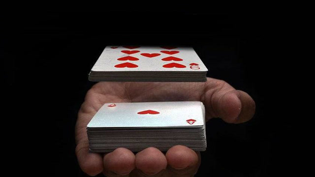 魔术教学:纸牌悬浮术,360无死角观看,一点破绽都没有!