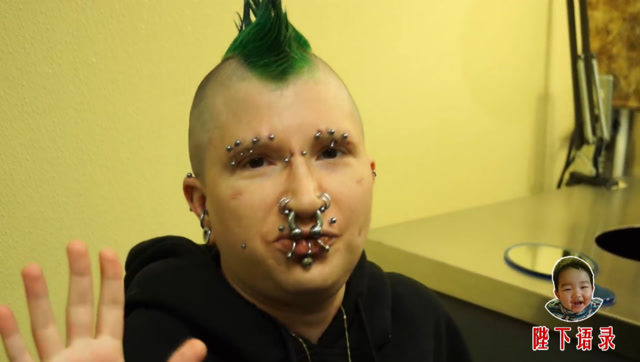 绿发小伙追求另类,弄了一脸钉子感觉很帅,去除的时候麻烦了!