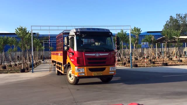 驾校大货车倒车入库训练