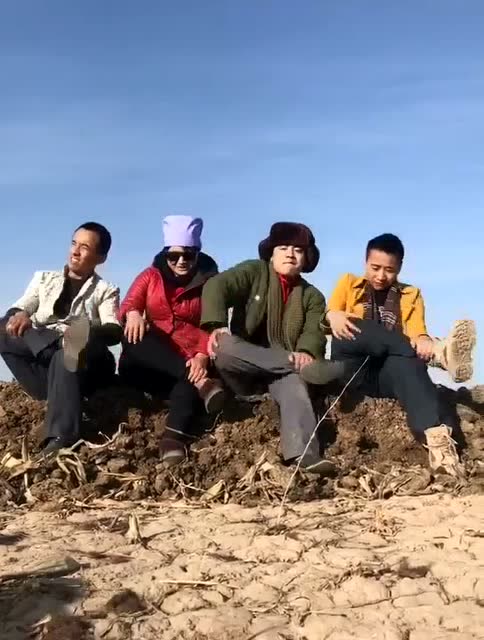 农村四兄弟给你们表演最火抖腿摇!