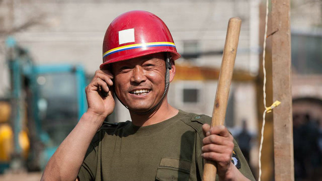 民工戴的安全帽防护能力有多强?牛人亲自做实验告诉你