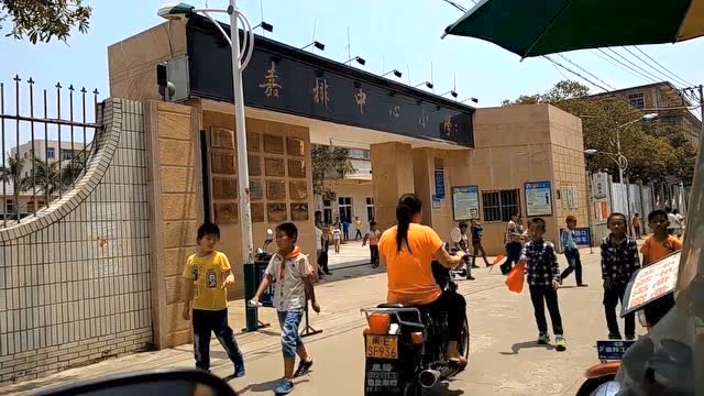 嘉排中心小学一年级故事妈妈进课堂