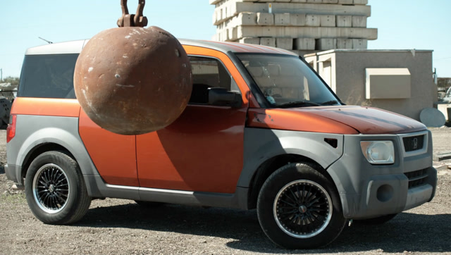 4吨重的破坏铁球有多可怕?看这本田车的走位就知道,看完全程揪心!