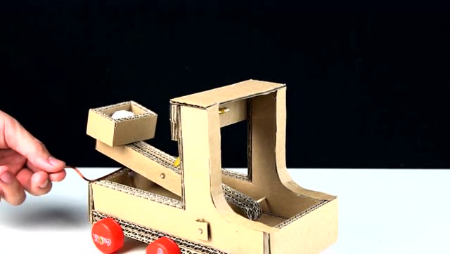 如何用纸板制作简易酷炫的弹射器?