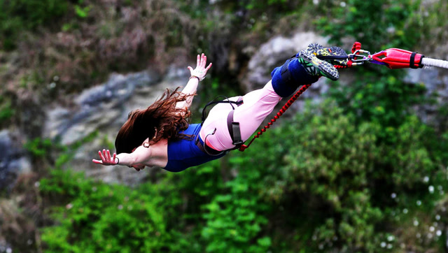 实拍美女高空蹦极,绳子竟然半空断掉,看的我惊心动魄!