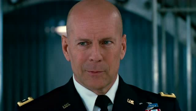 前高级特工硬汉布鲁斯威利斯骁勇善战进出特工总部如入无人之境