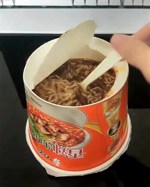 第一次吃桶装泡面,好紧张啊!
