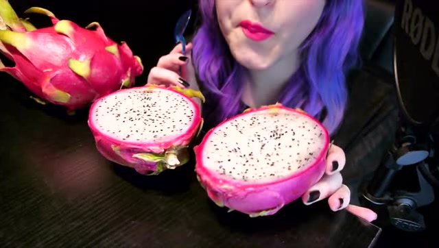 看那看美女怎么吃火龙果,发出的咀嚼声很特别,不过很好听