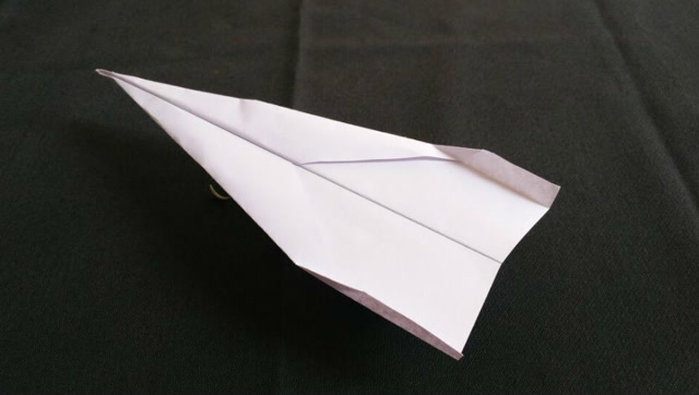 轻,快,远以及平衡力很强 是这个纸飞机的特点 折纸视频教程