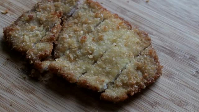 美味:经典美食冰上尤里中的炸猪排盖饭