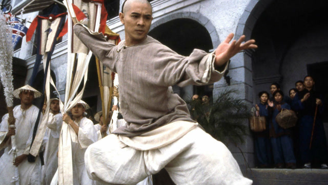 赵天霸协日本和泰国武术高手对付黄飞鸿,没想到瞬间跪倒在地