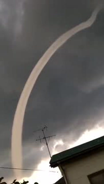 日本出现"漏斗云" 如白龙返回天庭