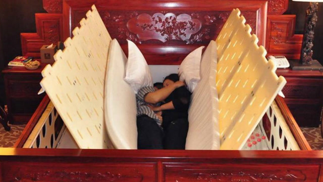 外国发明神器地震救生床,网友:挖不出来是棺材!