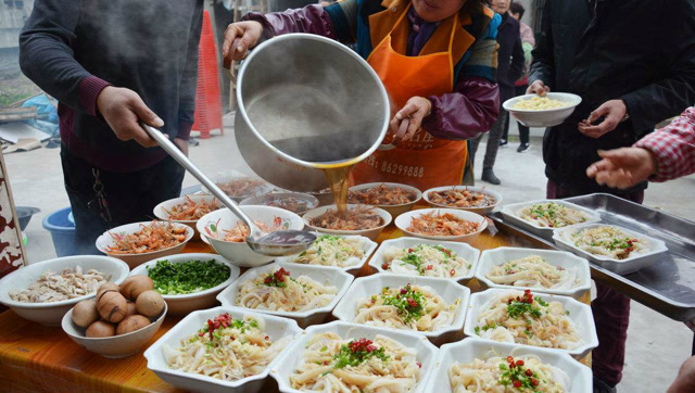 云南大理白族婚礼 流水席常设人来可吃