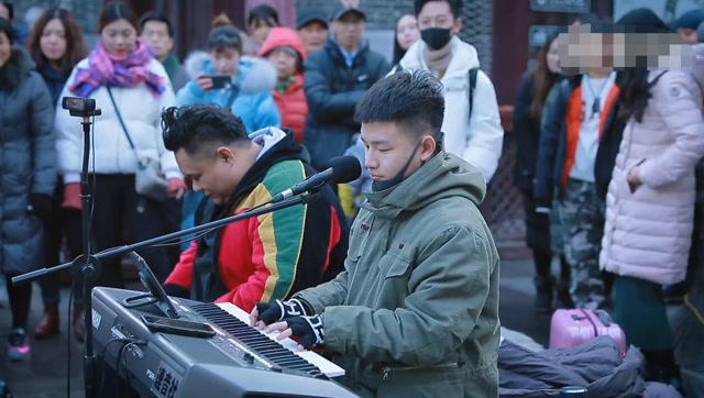 连音社街头演唱《体面》现场人气很火爆