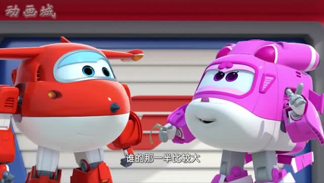 小飞侠:两只小飞侠在比较大小,谁的另一半比较大.