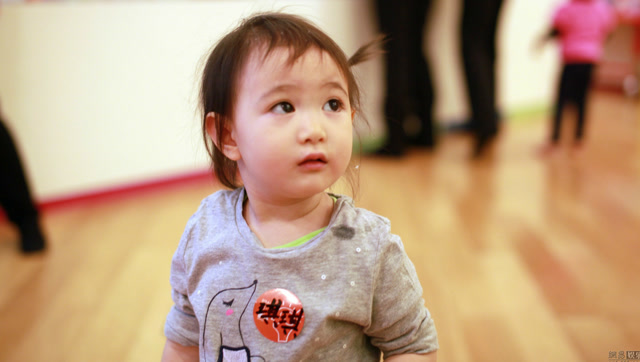 哥哥开车带奥莉去兜风,小奥莉很是开心