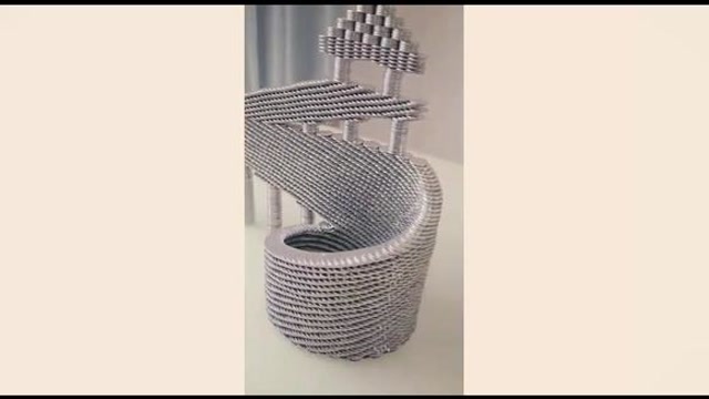 花了两个小时才叠好的硬币塔,网友调侃:有钱还很无聊!