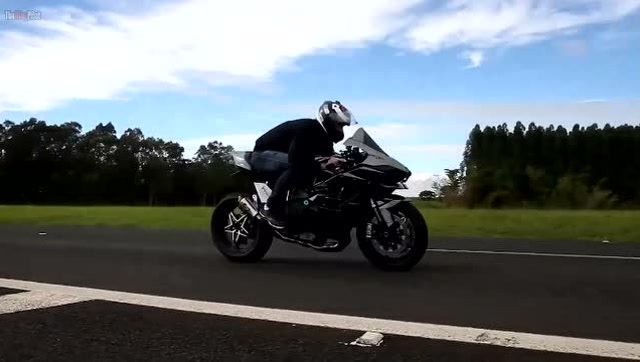 稍有不慎就丢掉性命!摩托车狂飙400km/h比高铁还快