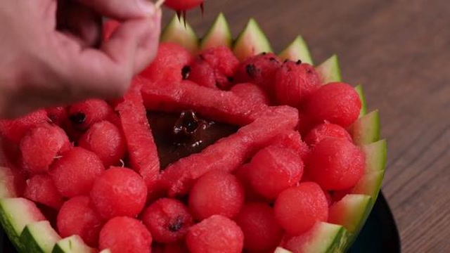 外国妈妈这样给做西瓜,好吃又好玩!真羡慕!