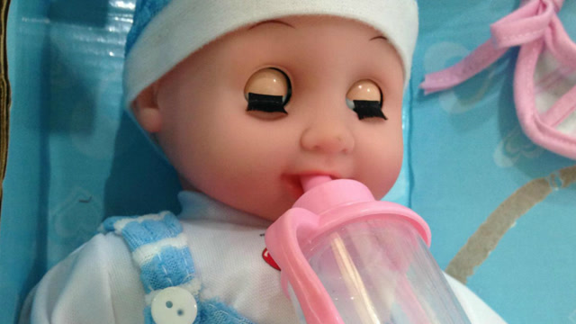 听着摇篮曲,宝贝乖乖睡,妈妈奖励巨型奶瓶玩具哦