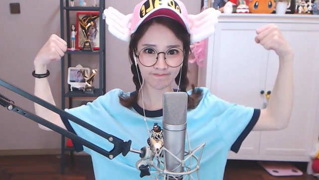 超萌女主播化身阿拉蕾,可爱开唱《大叔不要跑》