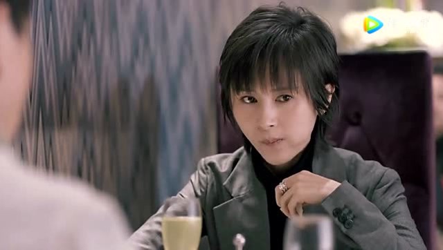 欢乐颂:姚滨轻声细语地安慰曲筱绡,很是体贴,可曲筱绡却没在意!