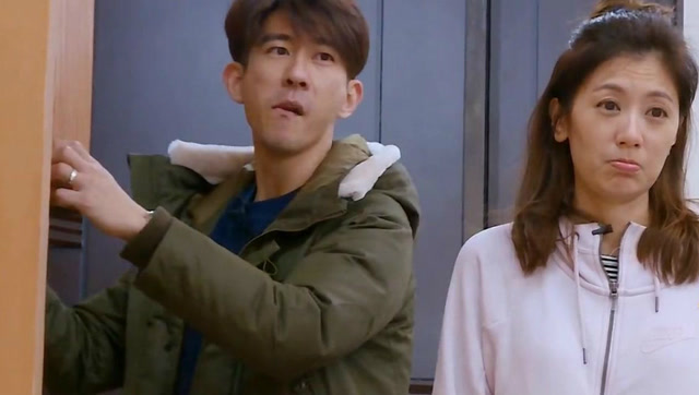 修杰楷另类炫妻秀恩爱 墨镜倒映贾静雯吐舌卖萌