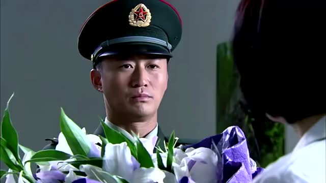 何晨光送花给唐心怡,只为道歉,她不给面子,当面就把花给扔了