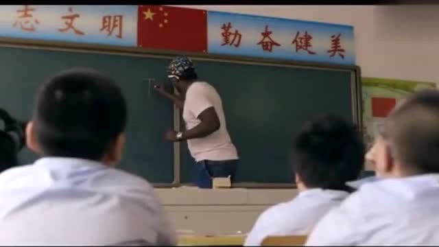 大河小虾:老师偷看同学上课,没想到居然飞过来板砖,老师当场昏迷!