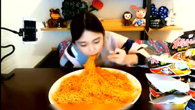 吃播大胃王朵一四分钟吃掉十桶火鸡面,妹子都被辣哭了