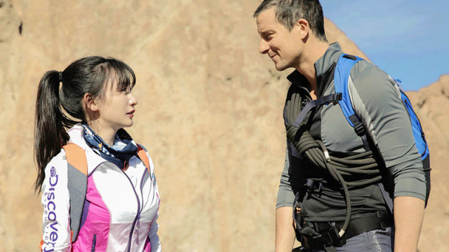 柳岩跟贝爷野外冒险,她当众脱衣服只剩"内衣"?但腿上还有这东西?